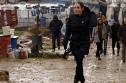 Στον Πειραιά δίπλα στους πρόσφυγες η Αντζελίνα Τζολί