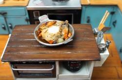 Τρελό! Ο τύπος αυτός μαγειρεύει το πιο μικροσκοπικό κοτόπουλο!