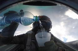 Πιλότος μαχητικού πίνει νερό ενώ πετά ανάποδα! 