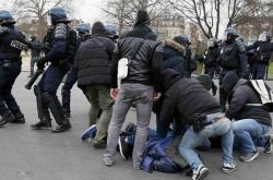 Χιλιάδες παριζιάνοι διαδήλωσαν κατά της αστυνομικής βίας