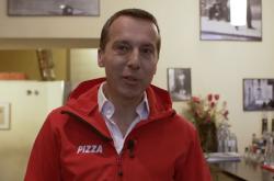 Από καγκελάριος της Αυστρίας έγινε ντελιβεράς και μοιράζει πίτσες (ΒΙΝΤΕΟ)