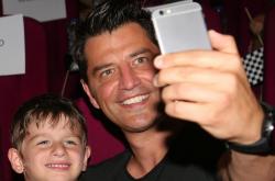 Σάκης Ρουβάς: Η selfie με τον γιό του και οι ευχές 