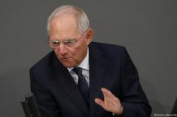Για το 2018, αν και εφόσον, μεταθέτει την συζήτηση για την ελάφρυνση του ελληνικού χρέους το Βερολίνο, διαψεύδοντας την Handesblatt 