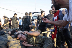 Πραξικόπημα στην Τουρκία: Πολίτες κλείνουν με οχήματα τις πύλες στρατοπέδων-Κρατούμενοι και νηστικοί οι φαντάροι
