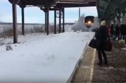 Δεν στεκόμαστε δίπλα στη γραμμή που έχει χιόνι όταν περνά τρένο