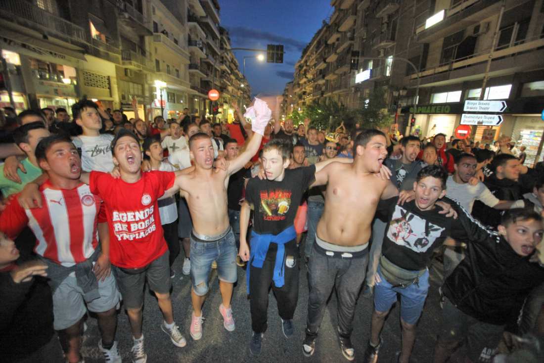 Οπαδοί του Ολυμπιακού ξεχύθηκαν στους δρόμους να πανηγυρίσουν την πρόκριση του Ολυμπιακού στον τελικό του Final Four- Σε ένα συγκλονιστικό ημιτελικό η ομάδα του Πειραιά κέρδισε την ΤΣΣΚΑ Μόσχας με ψυχή και καρδιά (ΦΩΤΟ- ΒΙΝΤΕΟ)