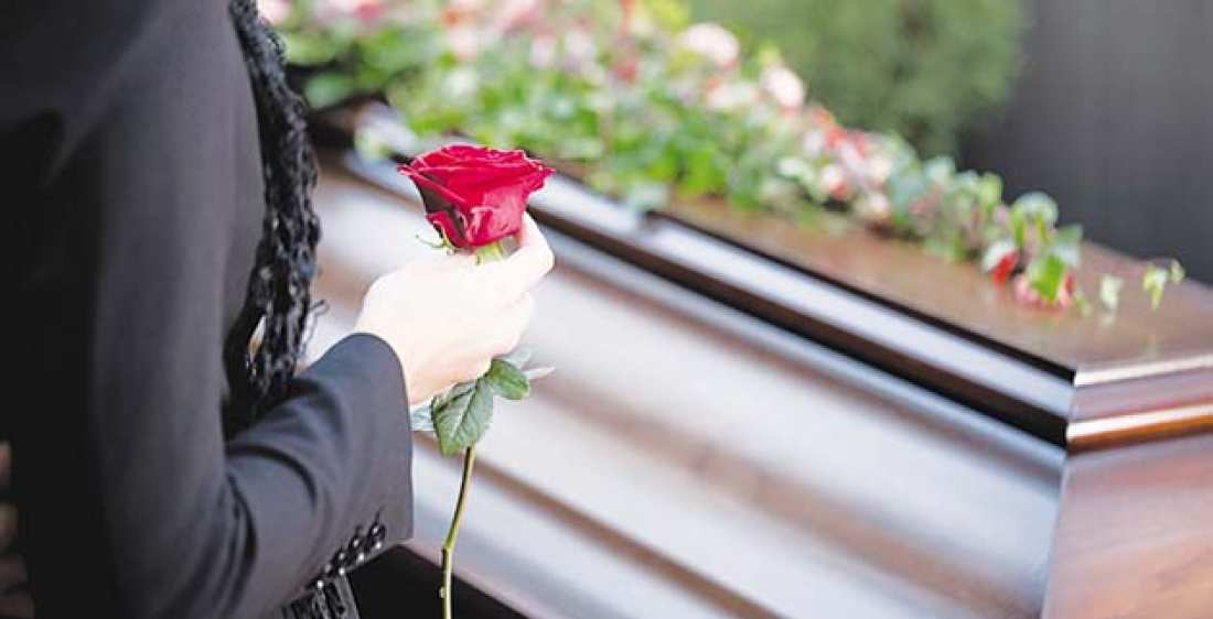ΣΑΛΟΣ ΣΤΗΝ ΠΑΤΡΑ: Ζωηρή χήρα έπεσε στην αγκαλιά Καζανόβα νεκροθάφτη πριν καν θάψει τον μακαρίτη