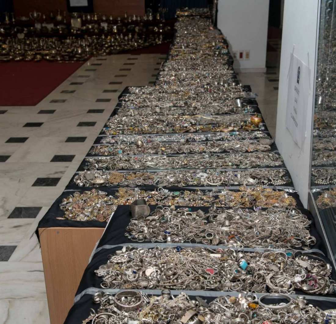 Αποτέλεσμα εικόνας για Βρέθηκε ο αμύθητος θησαυρός των Ρομά: 700 κιλά χρυσαφικά και διαμάντια σε κρύπτες