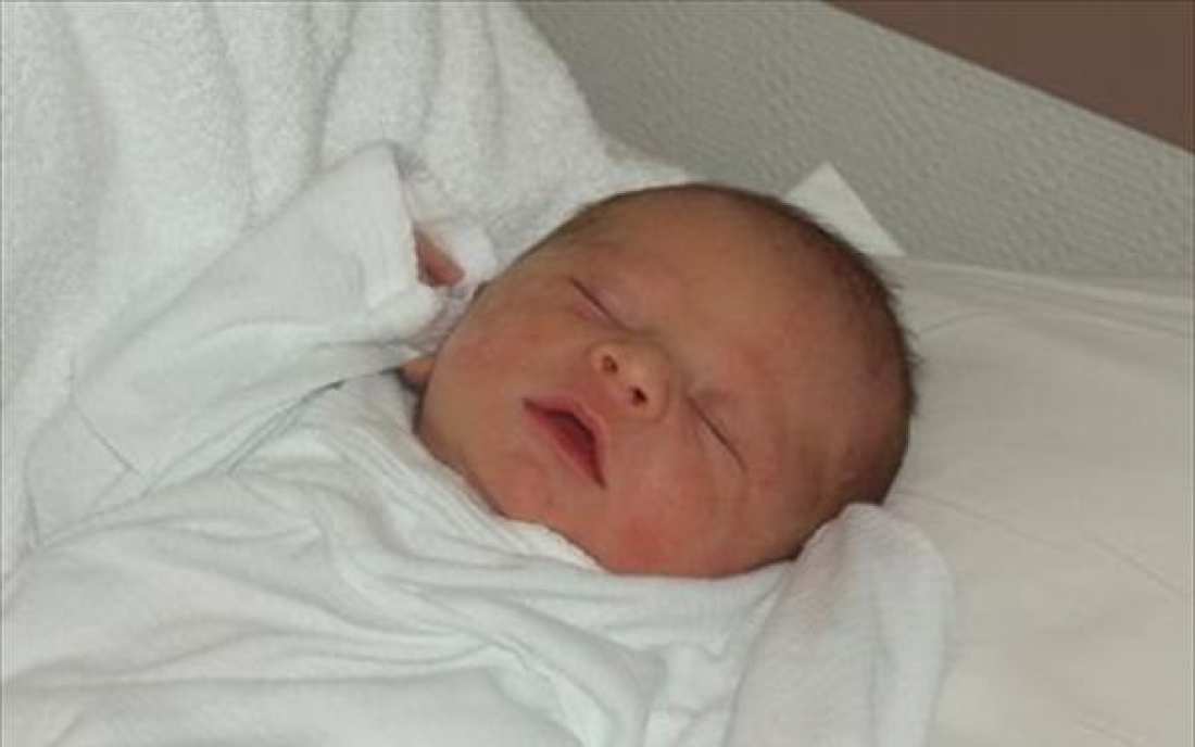 Αποτέλεσμα εικόνας για Νεογέννητο μωρό βρέθηκε εγκαταλελειμμένο μέσα σε τηλεφωνικό θάλαμο