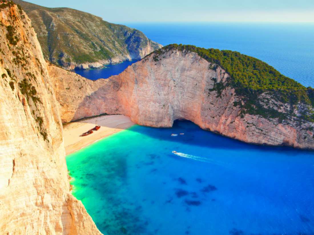 Απολαύστε την παραλία όπως δεν την έχετε ξαναδεί και διαβάστε την ιστορία του ναυαγίου (ΒΙΝΤΕΟ)