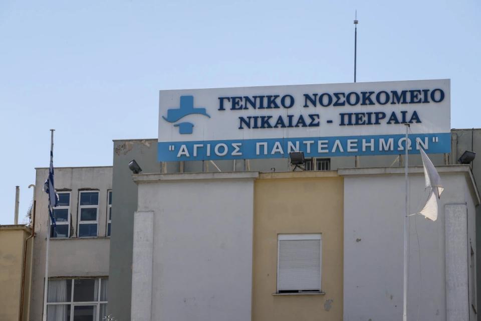 Παραλίγο τραγωδία στη Δονούσα: Ομπρέλα καρφώθηκε στο πόδι νεαρής - Σοκαριστικές εικόνες