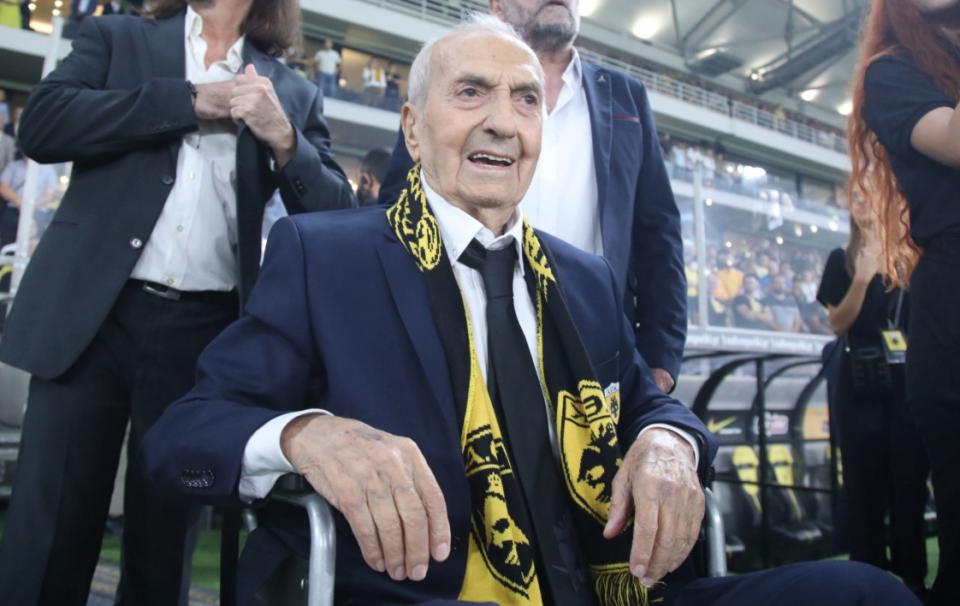 Παραλίγο τραγωδία στη Δονούσα: Ομπρέλα καρφώθηκε στο πόδι νεαρής - Σοκαριστικές εικόνες