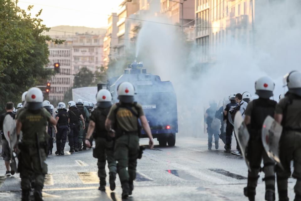 Επεισόδια σε συγκέντρωση διαμαρτυρίας στο κέντρο της Αθήνας