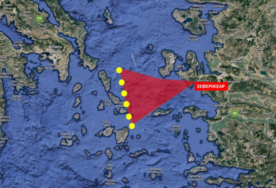 Στον παραπάνω χάρτη φαίνονται, με τις κίτρινες κουκίδες, τα πιθανά σημεία, τα οποία απέχουν 75 ναυτικά μίλια από την τουρκική πόλη Σεφεριχισάρ, στις θαλάσσιες περιοχές ανατολικά των νησιών Τήνου, Μυκόνου, και Νάξου.