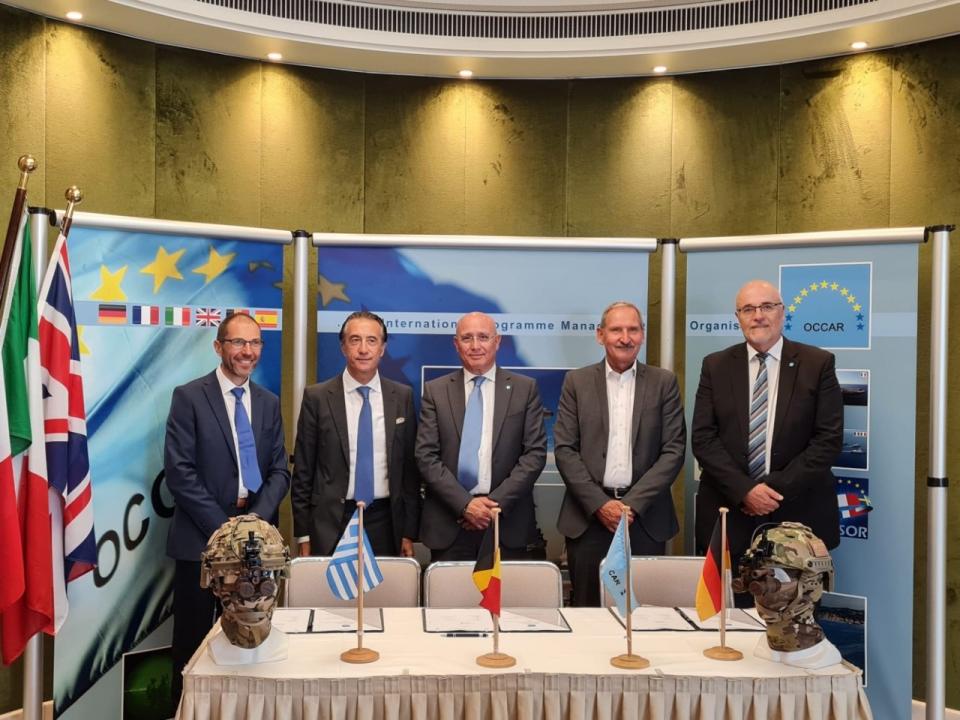 Από την υπογραφή της σύμβασης (από αριστερά): Lieutenant-General Frederic Goetynck (National Armament Director, Βέλγιο), Κρίστιαν Χατζημηνάς (CEO THEON SENSORS), Matteo Bisceglia (Director OCCAR-EA), Αndreas Hülle (Head of Optronics & Land Solutions and Managing Director HENSOLDT Optronics), Hubert Blahnik (Deputy National Armaments Director, Γερμανία)