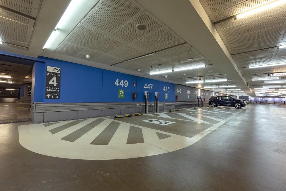 Ένα από τα μεγαλύτερα κέντρα φόρτισης ηλεκτρικών οχημάτων στην Ελλάδα  ανοίγει στο πάρκινγκ του Μεγάρου από τον Όμιλο ΕΛΛΗΝΙΚΑ ΠΕΤΡΕΛΑΙΑ 