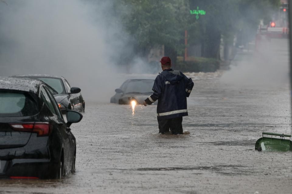 Προβλήματα από την κακοκαιρία στην Αττική - Ποτάμια οι δρόμοι - Απεγκλωβίστηκαν οδηγοί