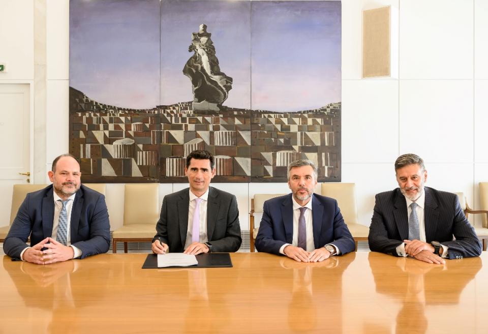 Στιγμιότυπο από την υπογραφή της σύμβασης. Αριστερά ο Διοικητής της Ειδικής Υπηρεσίας Συντονισμού του Ταμείου Ανάκαμψης κ. Νίκος Μαντζούφας, ο Γενικός Διευθυντής Οικονομικών Ομίλου ΕΛΠΕ κ. Βασίλης Τσάιτας, ο CEO της HELPE DIGITAL και Γενικός Διευθυντής Πληροφορικής & Ψηφιακού Μετασχηματισμού του Ομίλου κ. Λεωνίδας Κωβαίος και δίπλα του ο Γενικός Διευθυντής Wholesale Banking της Alpha Bank κ. Γιάννης Εμίρης.