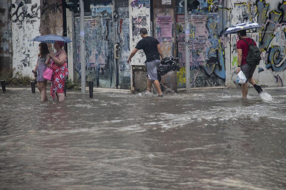 Καταιγίδα στη Θεσσαλονίκη: Ποτάμια οι δρόμοι - Τουλάχιστον 80 κλήσεις στην Πυροσβεστική