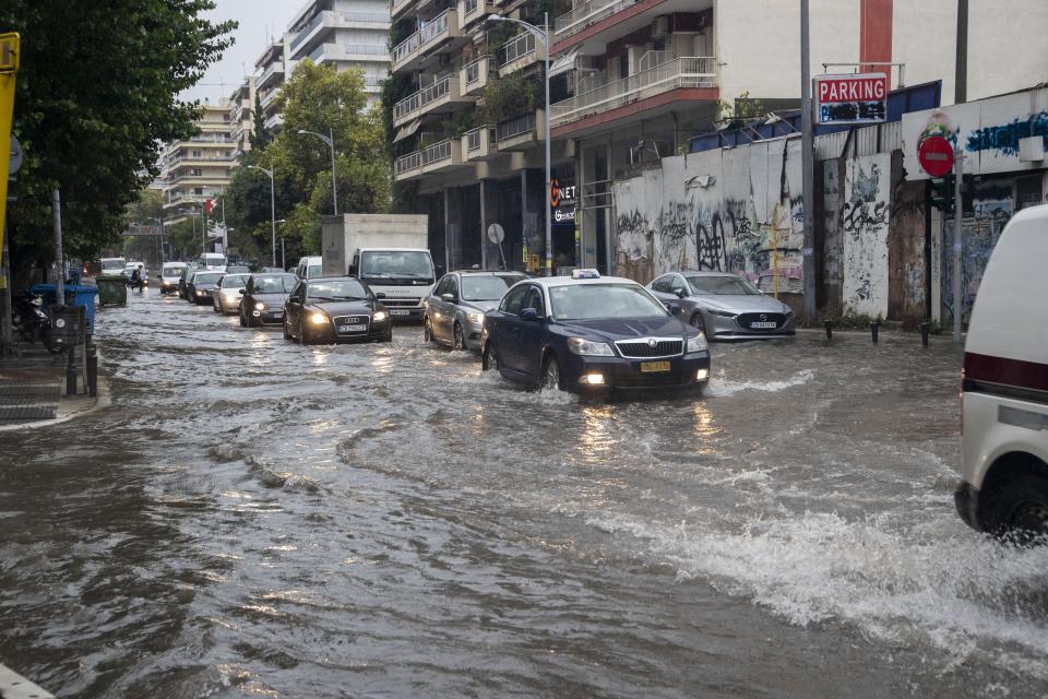 Καταιγίδα στη Θεσσαλονίκη: Ποτάμια οι δρόμοι - Τουλάχιστον 80 κλήσεις στην Πυροσβεστική