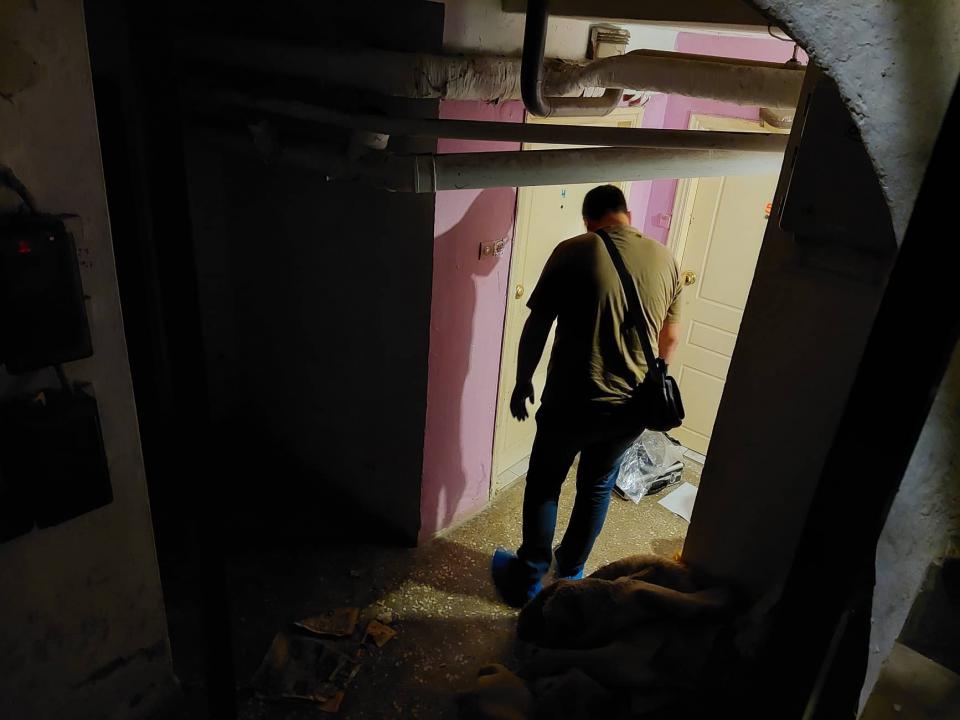 Αστυνομικός κατεβαίνει – νωρίς το πρωί της Παρασκευής – στο υπόγειο όπου βρίσκεται το διαμέρισμα του φονικού