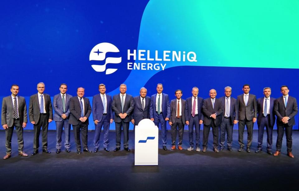   Στο μέσον ο Πρόεδρος του ΔΣ κ. Γιάννης Παπαθανασίου και ο CEO κ. Ανδρέας Σιάμισιης, πλαισιωμένοι από τη Διοικητική ομάδα της HELLENiQ ENERGY. 
