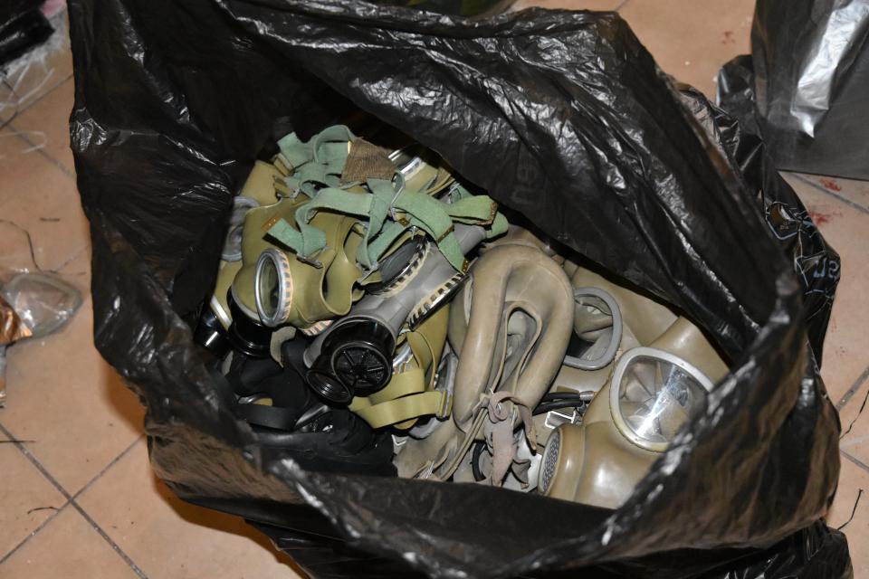 Κράνη, κοντάρια, και αντιασφυξιογόνες μάσκες βρέθηκαν κατά την επιχείρηση της αστυνομίας σε κτίριο υπό κατάληψη