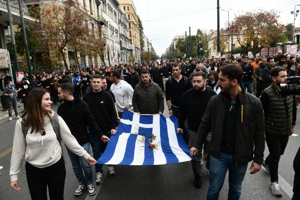  Η σημαία στην πορεία για την 49η επέτειο από την εξέγερση του Πολυτεχνείου, Πέμπτη 17 Νοεμβρίου 2022. (ΤΑΤΙΑΝΑ ΜΠΟΛΑΡΗ/EUROKINISSI) 