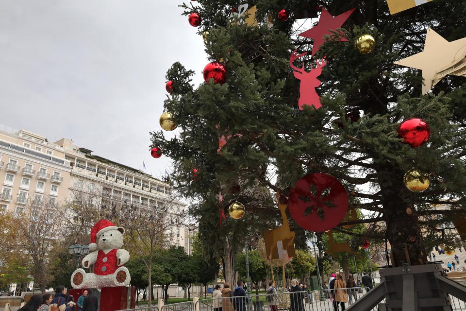 Στολισμός του χριστουγεννιάτικου δέντρου στην πλατεία Συντάγματος