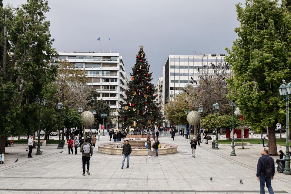 Στολισμός του χριστουγεννιάτικου δέντρου στην πλατεία Συντάγματος