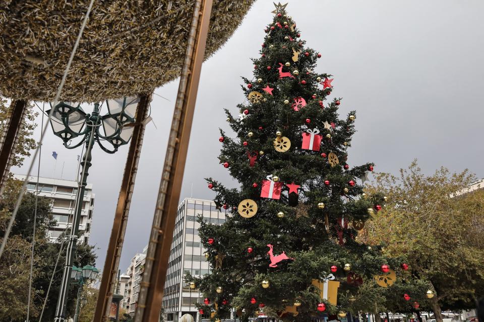  Στολισμός του χριστουγεννιάτικου δέντρου στην πλατεία Συντάγματος 