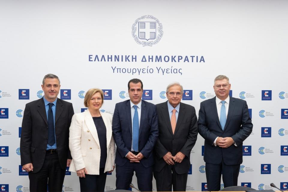  Αριστερά, ο Γενικός Γραμματέας Υπηρεσιών Υγείας&nbsp;Ιωάννης Κωτσιόπουλος, η Αναπληρώτρια Υπουργός Υγείας&nbsp;Μίνα Γκάγκα, ο Υπουργός Υγείας&nbsp;Θάνος Πλεύρης, ο Πρόεδρος του Διοικητικού Συμβουλίου της HELLENiQ ENERGY&nbsp;Γιάννης Παπαθανασίου&nbsp;και ο Διευθύνων Σύμβουλος του Ομίλου&nbsp;Ανδρέας Σιάμισιης. 