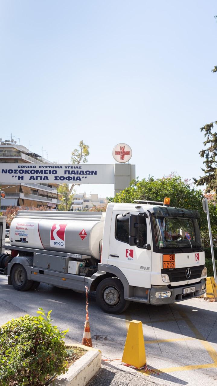 Βυτιοφόρο EKO της HELLENiQ ENERGY, μεταφέρει πετρέλαιο θέρμανσης στο νοσοκομείο Παίδων «Αγία Σοφία»