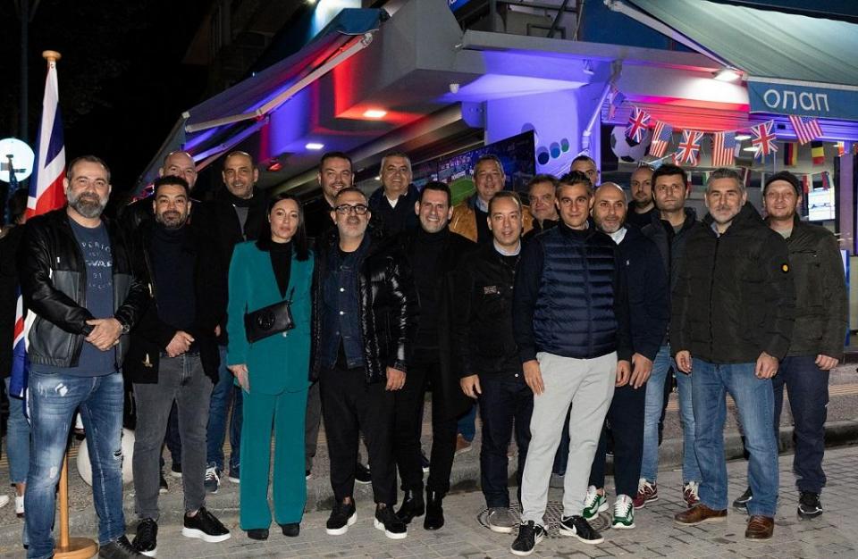 Η ομάδα του ΟΠΑΠ με συνεργάτες του δικτύου πωλήσεων της εταιρείας