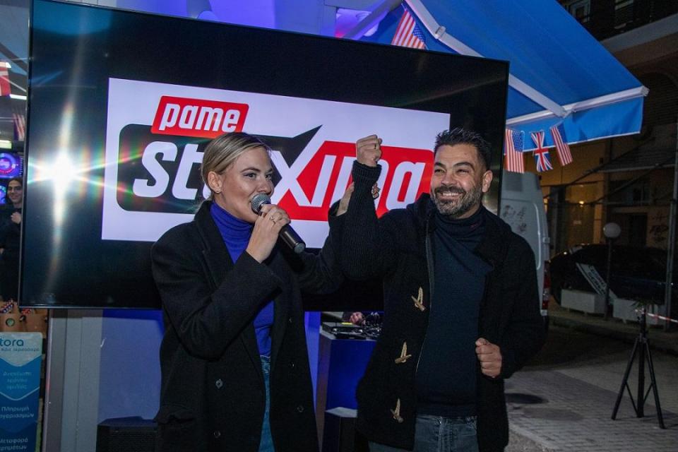 Η Νάσια Στεφανίδη και ο Θανάσης Γιαπουτζής, ιδιοκτήτης του καταστήματος ΟΠΑΠ στη Σταυρούπολη Θεσσαλονίκης