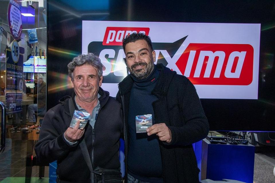 Ο Θανάσης Γιαπουτζής με τον νικητή της κλήρωσης Δήμο Τ.