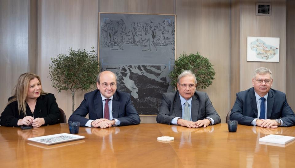 Η Υφυπουργός κα Μαρία Συρεγγέλα, ο Υπουργός κ. Κωστής Χατζηδάκης και,δεξιά στη φωτογραφία,ο Πρόεδρος και ο Διευθύνων Σύμβουλος του Ομίλου HELLENiQ ENERGY κ.κ. Γιάννης Παπαθανασίου και Ανδρέας Σιάμισιης