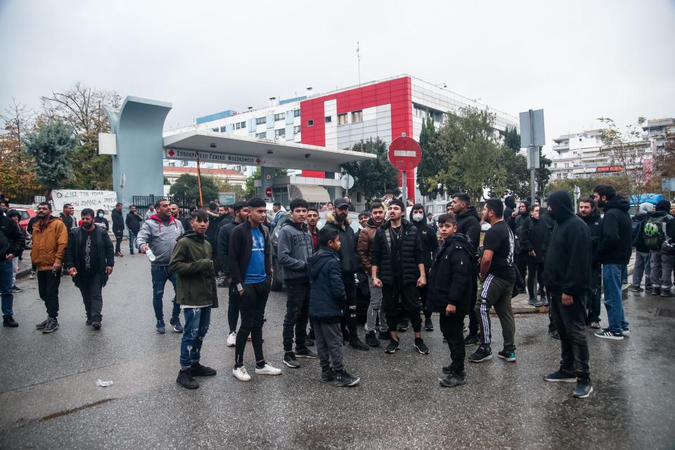 Διαμαρτυρίες ρομά έξω από το Ιπποκράτειο νοσοκομείο όπου νοσηλεύεται ο 16χρονος που δέχθηκε σφαίρα στο κεφάλι από αστυνομικό. Δευτέρα 5 Δεκεμβρίου 2022 (ΒΑΣΙΛΗΣ ΒΕΡΒΕΡΙΔΗΣ / ΜΟΤΙΟΝ ΤΕΑΜ)