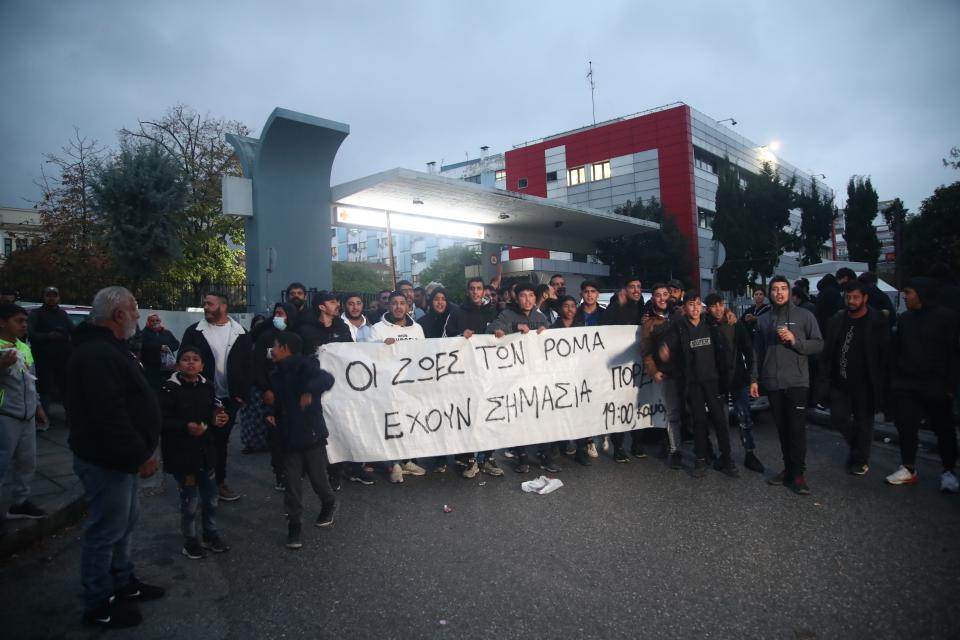  Διαμαρτυρίες ρομά έξω από το Ιπποκράτειο νοσοκομείο όπου νοσηλεύεται ο 16χρονος που δέχθηκε σφαίρα στο κεφάλι από αστυνομικό. Δευτέρα 5 Δεκεμβρίου 2022 (ΒΑΣΙΛΗΣ ΒΕΡΒΕΡΙΔΗΣ / ΜΟΤΙΟΝ ΤΕΑΜ)  