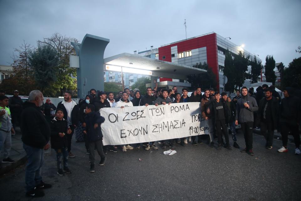 Διαμαρτυρίες ρομά έξω από το Ιπποκράτειο νοσοκομείο όπου νοσηλεύεται ο 16χρονος που δέχθηκε σφαίρα στο κεφάλι από αστυνομικό. Δευτέρα 5 Δεκεμβρίου 2022 (ΒΑΣΙΛΗΣ ΒΕΡΒΕΡΙΔΗΣ / ΜΟΤΙΟΝ ΤΕΑΜ)