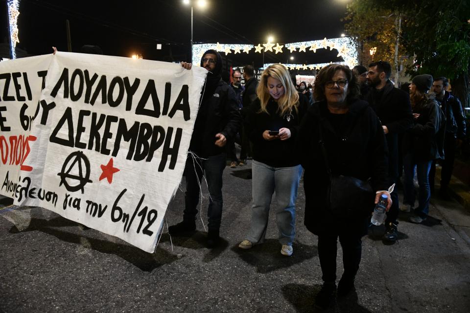 Συγκέντρωση στα Προπύλαια και πορεία, για τα 14 χρόνια από την δολοφονία του 15χρονου μαθητή Αλέξη Γρηγορόπουλου στα Εξάρχεια στις 6 Δεκεμβρίου 2008 και ενάντια στην κρατική καταστολή και την αστυνομική αυθαιρεσία