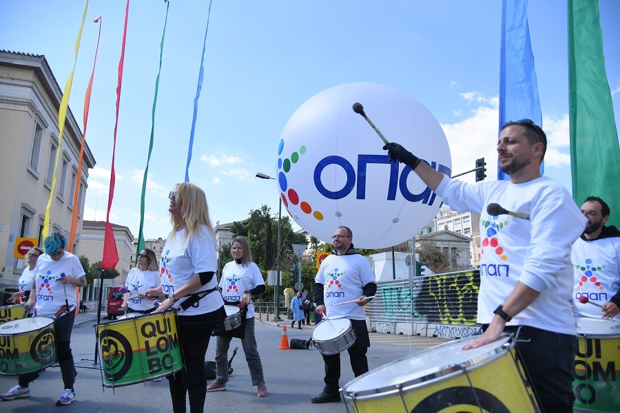 Η ομάδα κρουστών Quilombo δίνει ρυθμό στους δρομείς