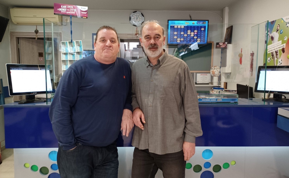 Γιάννης Σκαμνάκης και Δημήτρης Κουζινός, συνιδιοκτήτες του τυχερού καταστήματος ΟΠΑΠ στο Παλαιό Φάληρο