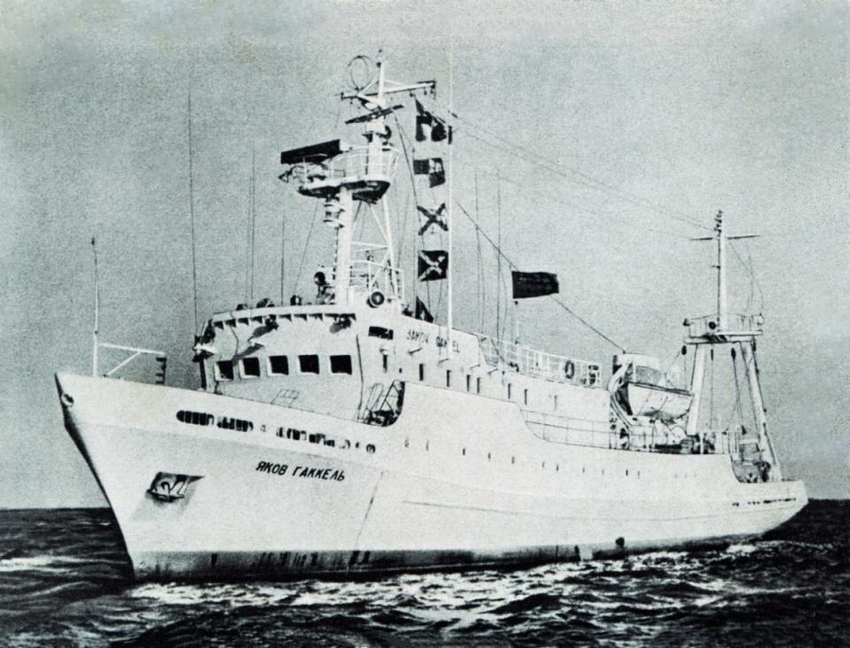 Ο άγνωστος πρωταγωνιστής της διάσωσης το ρωσικό ωκεανογραφικό Yakov Gakkel (Яков Гаккель) και το πλήρωμα του που κατάφερε και περισυνέλεξε 12 ναυαγούς. Το Yakov Gakkel εκτελούσε υδρογραφικές έρευνες στην περιοχή και έλαβε άμεσα στο σήμα κινδύνου από τον παρακτιο σταθμό Λαυρίου, ήταν το πρώτο πλοίο που έσπευσε στην περιοχή. Είχε ναυπηγηθεί στην Οδησσό το 1975 και στην συνέχεια παροπλίστηκε ως ουκρανικό το 2010.
