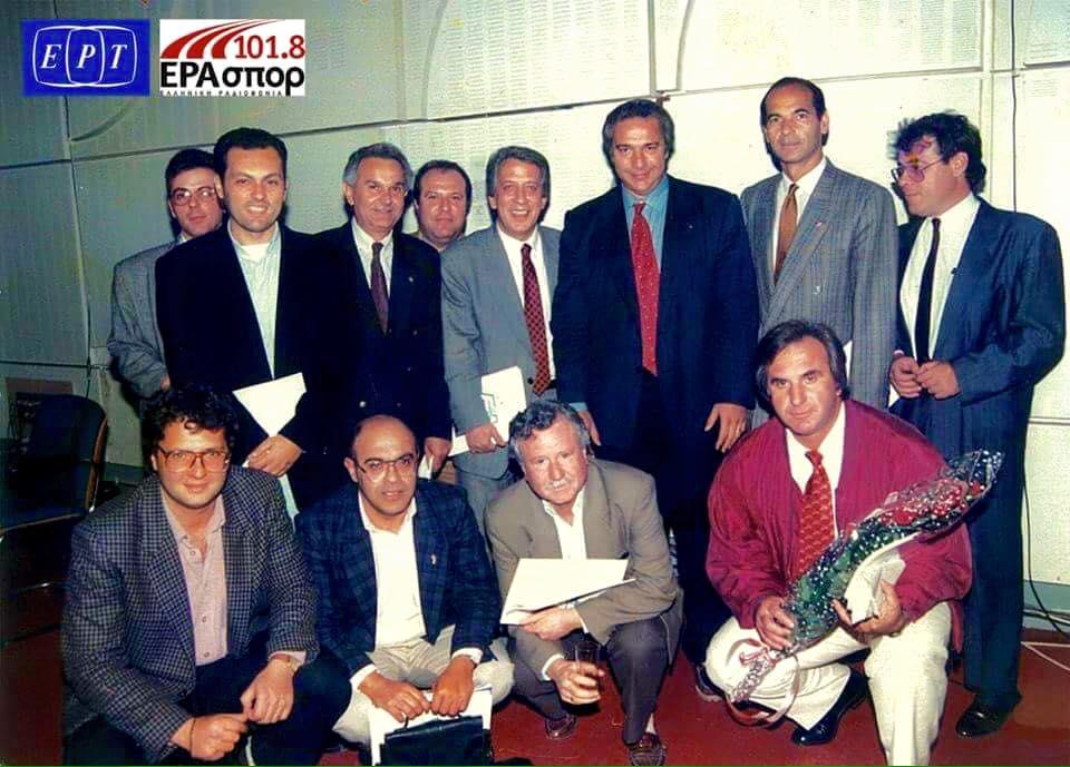 Στιγμές… 3 Μαΐου 1993. «Κλικ» στο στούντιο, λίγο πριν την πρώτη εκπομπή της ΕΡΑσπορ. Από αριστερά: Σπύρος Λουκόπουλος, Λευτέρης Σαρελάκος, Τέλης Σταμούλης,Κώστας Μυλωνάς, Γιώργος Τζαβέλλας (Γενικός διευθυντής ΕΡΑ και… πατέρας της ΕΡΑσπορ), Μιχάλης Βεργίτσης (πρόεδρος ΕΡΤ), Αντώνης Αντωνιάδης, Βαγγέλης Μπαλίκος.-Κάτω: Χρήστος Κοντός, Αντώνης Πυλιαρός, Ηρακλής Κοτζιάς, Κώστας Μότσης (ο εμπνευστής της δημιουργίας του πρώτου αθλητικού ραδιοφώνου)