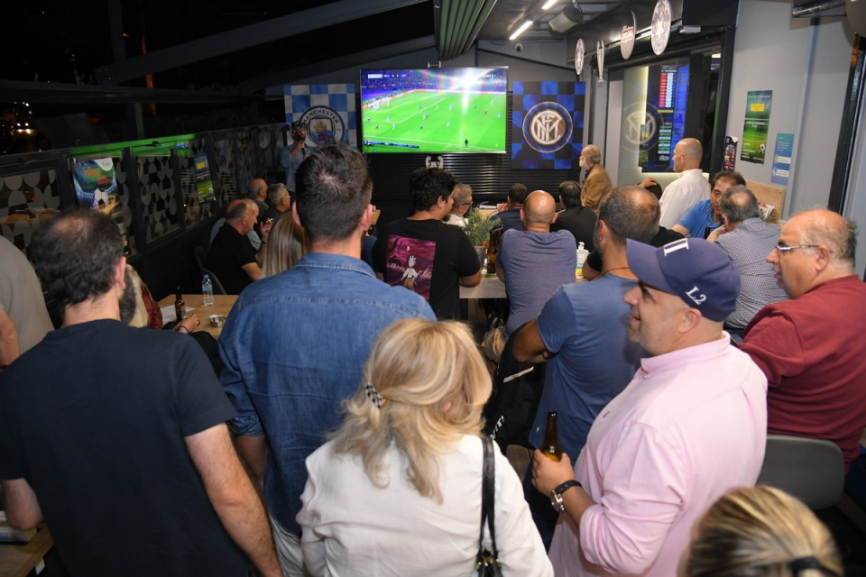 Ποδοσφαιρική φιέστα για τον τελικό του Champions League, σε κατάστημα ΟΠΑΠ στο Γαλάτσι