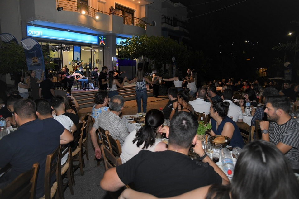 Πελάτες του καταστήματος ΟΠΑΠ διασκεδάζουν με ζωντανή Κρητική μουσική