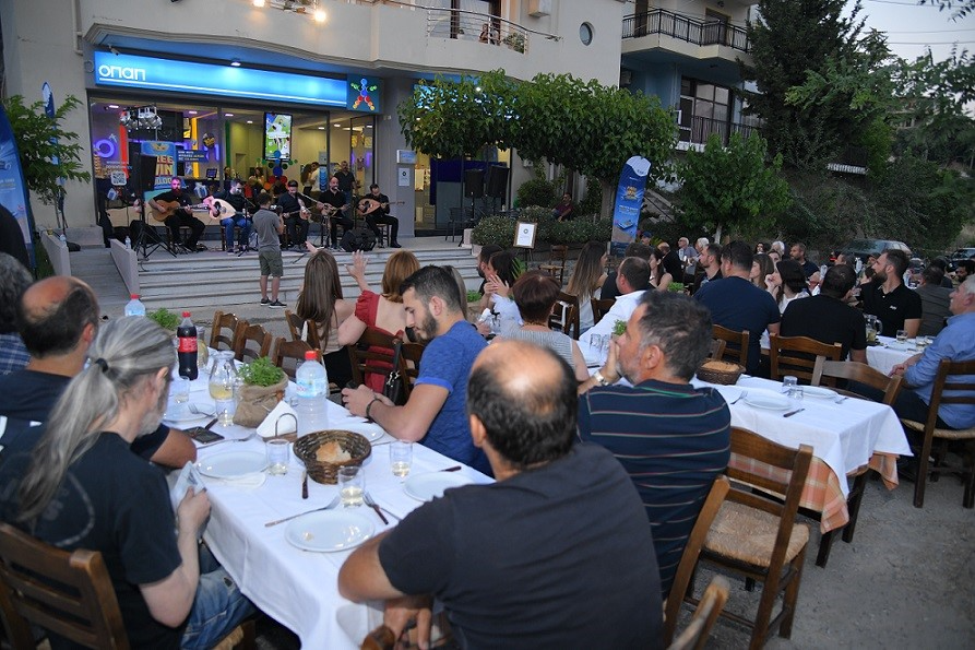 Πελάτες του καταστήματος ΟΠΑΠ διασκεδάζουν με ζωντανή Κρητική μουσική