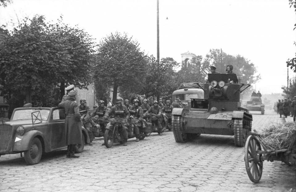 Φωτό επάνω και κάτω: Η κοινή Γερμανο–Σοβιετική στρατιωτική παρέλαση στο Μπρεστ-Λιτόφσκ (γερμανικά: Deutsch-sowjetische Siegesparade in Brest-Litowsk‎, ρωσικά: Совместный парад вермахта и РККА в Бресте‎ ) ήταν μια επίσημη στρατιωτική τελετή που πραγματοποιήθηκε από τα στρατεύματα της Ναζιστικής Γερμανίας και της Σοβιετικής Ένωσης στις 22 Σεπτεμβρίου του 1939, κατά την εισβολή στην Πολωνία, στην πόλη του Brest-Litovsk﻿