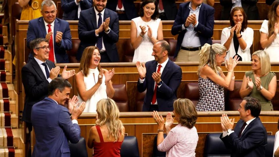  Η Φρανθίνα Αρμεγκόλ (δεύτερη από αριστερά στη δεύτερη σειρά) λαμβάνει το χειροκρότημα του σοσιαλιστικού πάγκου μετά την εκλογή της ως προέδρου του Κογκρέσου (Φωτογραφία: CLAUDIO ALVAREZ)